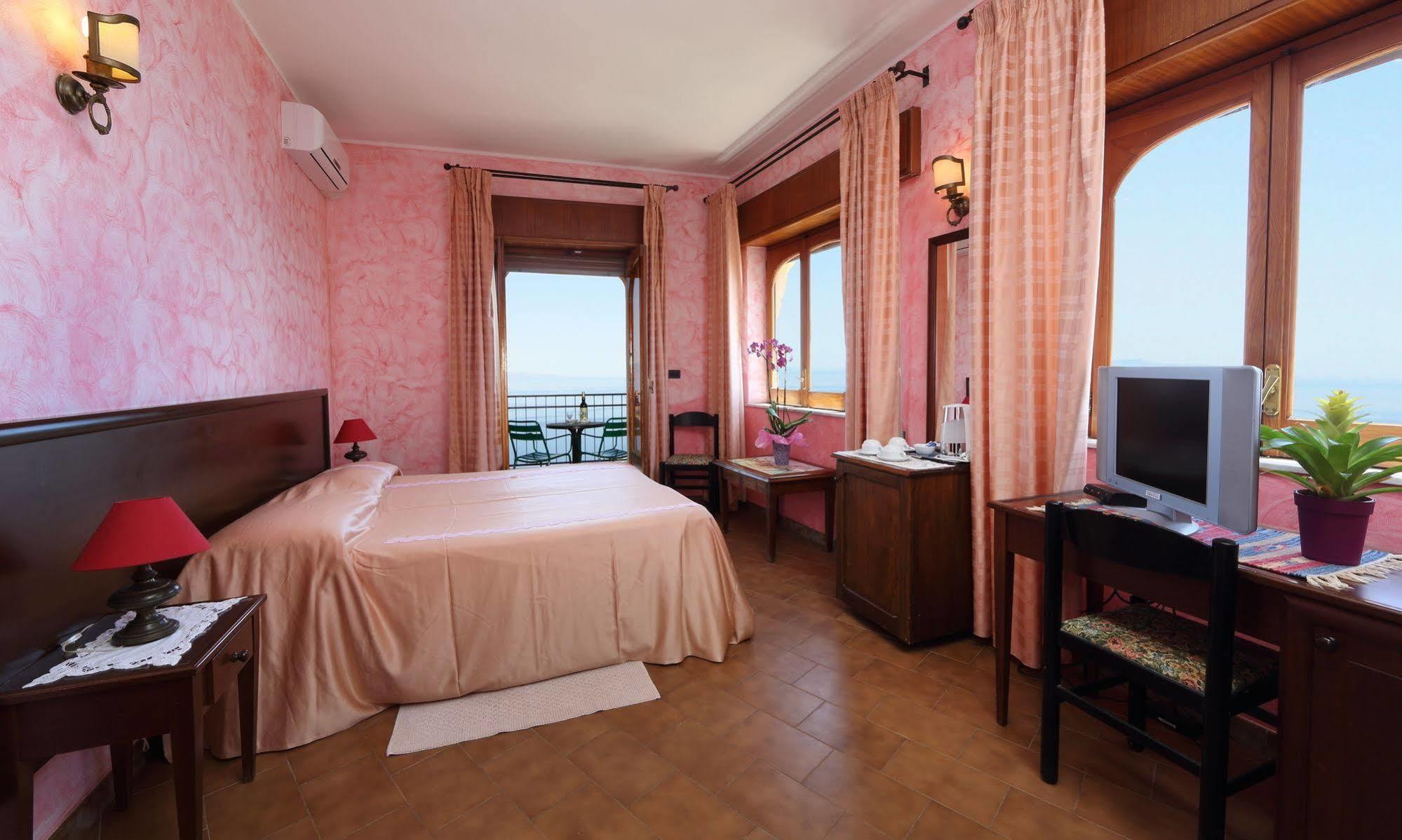 Suite Regina Кастелмола Екстериор снимка